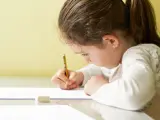 Una niña haciendo los deberes