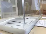 Urna transparente con votos.
