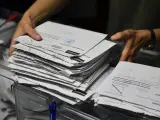 Trabajadoras de la junta electoral y representantes de partidos políticos inician el recuento de votos emitidos por los residentes en el extranjero para las elecciones generales el pasado 23 de julio en la Audiencia Provincial de Palma de Mallorca.