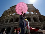 Un vendedor de paraguas en Roma, este 29 de julio.