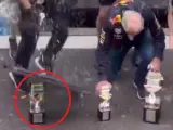 Momento en el que el equipo Red Bull destroza otro trofeo.