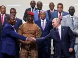 El presidente ruso, Vladimir Putin (derecha), estrechando la mano del presidente de la República Centroafricana (RCA), Faustin-Archange Touadera, durante una foto familiar con los jefes de las delegaciones y los participantes de la Segunda Cumbre 'Rusia-África'.