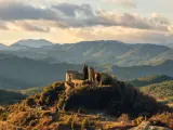 Este castillo medieval en la comarca del Ripollès es uno de los alojamientos disponibles.