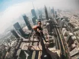 El fotográfo 'influencer' Remi Ludici, en lo alto de un edificio en Dubái.