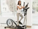 La elíptica es la máquina de gimnasio perfecta para deshacerte de esas calorías que has ganado en las vacaciones.