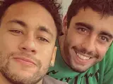 Neymar y el surfista Pedro Scooby.