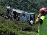 Siete personas han sido hospitalizadas por las contusiones y fracturas que han sufrido al despeñarse un autobús en Covadonga.