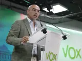 El vicepresidente de Acción política de Vox, Jorge Buxadé, da una rueda de prensa en la sede del partido en Madrid este lunes tras haberse reunido con el resto del Comité de Acción Política de su formación. EFE/ Mariscal ESPAÑA PARTIDOS VOX