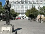 La escultura de García Lorca en la plaza de santa Ana dañada por un camión de la basura
