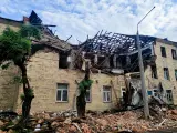 Imagen de la escuela de la ciudad ucraniana de Járkov, al noroeste del país, este martes tras ser destruida anoche en un ataque nocturno con drones rusos.
