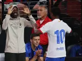 Ansu Fati celebra su gol ante el Milan abrazando a Ousmane Dembélé.