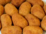 Otro de los manjares de la gastronomía española son las croquetas. Aunque las más tradicionales son las de jamón, también se pueden encontrar de pollo, de setas, de bacalao, de queso y de muchos otros productos.
