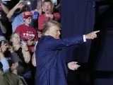 El candidato presidencial republicano, el expresidente Donald Trump, abandona un acto de campaña el sábado 29 de julio de 2023, en Erie, Pensilvania