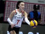 La jugadora de voleibol, Hande Baladin. durante un partido.