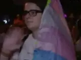 Una persona sujeta una bandera transexual en la JMJ de Lisboa 2023.