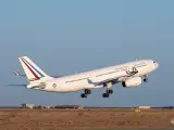 Otro avión francés despega de Niamey.
