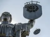 Retiran la hoz y el martillo de la escultura 'Madre Patria' de Kiev.