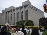 Varios ciudadanos ante el monumento en memoria de las víctimas de la Sinagoga de Pittsburgh de 2018.