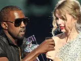 Kanye West arrebatándole el VMA Award a Taylor Swift.