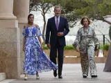Los reyes Felipe y Letizia, acompañados por la reina Sofía, en la tradicional recepción en Marivent.