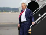 Trump aterriza en Washington para comparecer por amañar las elecciones de 2020.