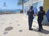 Dos agentes de Policía Nacional en un punto de información en Ibiza.