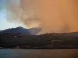 El incendio forestal ha quemado al menos 200 hectáreas y ha obligado a confinar viviendas de la comarca del Alt Empordà.