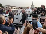 El Papa llega al Santuario de Fátima.