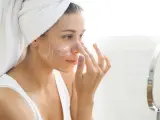 Mujer cuidando su piel