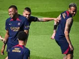 Neymar, Mbappé y Verratti participan en un rondo en un entrenamiento del pretemporada del PSG.