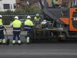 Varios operarios trabajan en la renovación del pavimento de las calles de Madrid