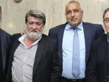 El diputado Vezhdi Rashidov (2i) en octubre de 2012, cuando era ministro de cultura posando junto al actor estadounidense John Travolta (i), el entonces primer ministro búlgaro Boyko Borisov (2d), y el actor estadounidense Robert DeNiro (d).