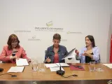 PAMPLONA, 08/08/2023.- Las representantes de PSN, Geroa Bai y Contigo-Zurekin, María Chivite (c), Uxue Barkos (i) y Begoña Alfaro, respectivamente, durante la firma este martes en el Parlamento de Navarra del documento con el acuerdo programático del su gobierno tripartito para la comunidad Foral. EFE/ Villar López ESPAÑA GOBIERNO NAVARRA