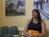 Sheila Díaz tiene 32 años, es madrileña y en noviembre de 2021 se quedó ciega tras una operación quirúrgica. Desde entonces, ha luchado por adaptarse a gestos tan rutinarios como escoger el pantalón que combine con la camiseta o hacer café sin quemarse y trabaja como cuponera en la ONCE.