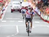 Marc Soler celebra al término de una etapa de La Vuelta a España. (Foto de ARCHIVO)