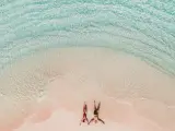 Una pareja en la playa
