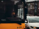 Un conductor al volante de un autobús urbano