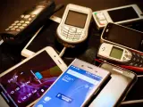 Los teléfonos tontos solo permiten llamar o recibir llamadas, mandar o que te lleguen SMS y poco más.