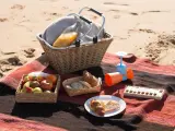 Cesta de pícnic en la playa