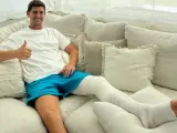 Courtois posa con la pierna completamente vendada tras romperse el ligamento cruzado.
