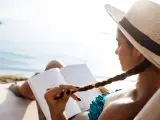 Leyendo en la playa