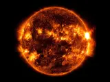 El Observatorio de Dinámica Solar de la NASA captó esta imagen de una erupción solar, como se ve en el destello brillante de la derecha, el 5 de agosto de 2023.