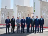 Felipe VI y varios representantes de otros países en la planta de Puertollano de Iberdrola.