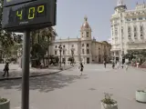 Un termómetro urbano, situado en la plaza del Ayuntamiento de Valencia.