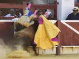 El torero Manuel Díaz 'El cordobés' sufre una cogida en la plaza de toros de Huesca este sábado.