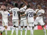 Los jugadores del Real Madrid celebran el gol de Rodrygo.