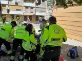 Emergencias Madrid atiende a un hombre herido en Usera tras haber recibido múltiple puñaladas.