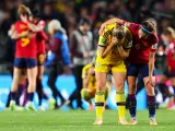 Aitana Bonmatí consuela a la defensora sueca, Magdalena Eriksson, tras la victoria de España en las semifinales del Mundial.
