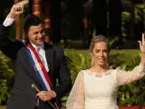 Santiago Peña y su mujer en la toma de posesión como presidente de Paraguay.