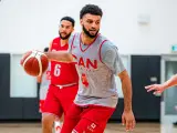 Jamal Murray trabaja en un entrenamiento de la selección canadiense de baloncesto.